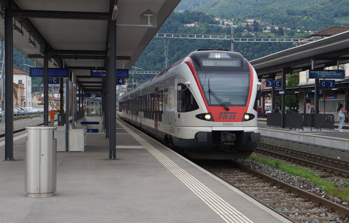 In Mendrisio steht der TILO RABe 524 015 als S50 zur Fahrt nach Stabio. Die Stecke nach Stabio ist Teil der internationalen Valmoreabahn, die 1926 eröffnet wurde und bereits zwei Jahre später nur noch auf dem Schweizer Abschnitt im Güterverkher nach Stabio genutzt wurde.
Ab 1993 nutzte der Verein Club San Gotthardo die rekunstruierte Strecke in Italien.
Doch seit dem 14. Dez. 2014 verkehren wieder Züge nach Stabio und dank der Neubaustrecke von Stabio nach Arcisate kann man seit dem 7. Jan. 2018 alle dreissig Minuten die zwanzig minütige Reise nach Varese antreten.
22. Juni 2015