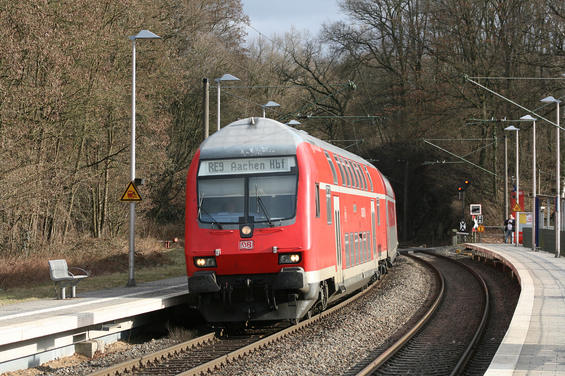 In Merten (Sieg), wo dieses Foto entstand, hält nur die S-Bahn und nicht der abgelichtete Rhein-Sieg-Express (RE 9).
Aufnahmedatum: 20. Februar 2012
