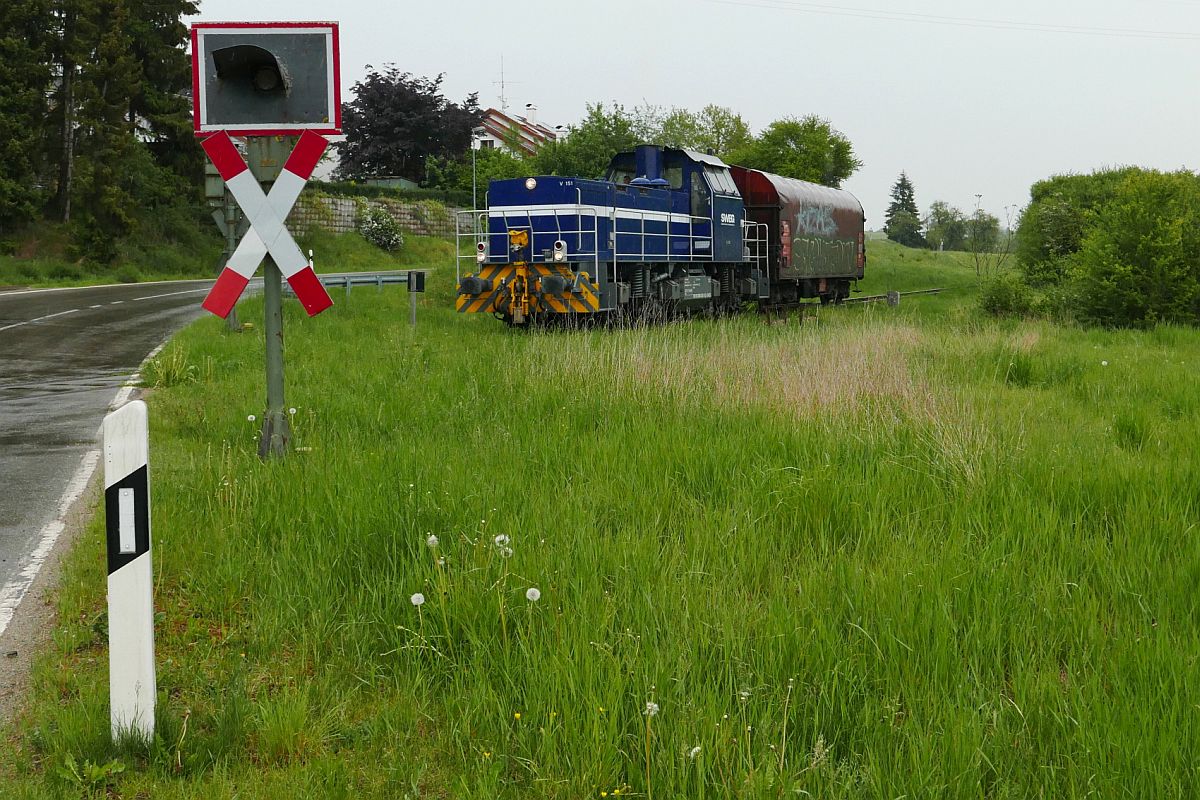 In Messkirch erreicht V 151 (580 002-0) der SWEG einen Bahnbergang, dessen Warneinrichtungen auer Betrieb sind. Die Lok hlt an, hupt und setzt anschlieend ihre Fahrt von Krauchenwies nach Sauldorf fort. 13.05.2020, Ablachtal-Bahn, Streckenabschnitt Mengen - Stockach.