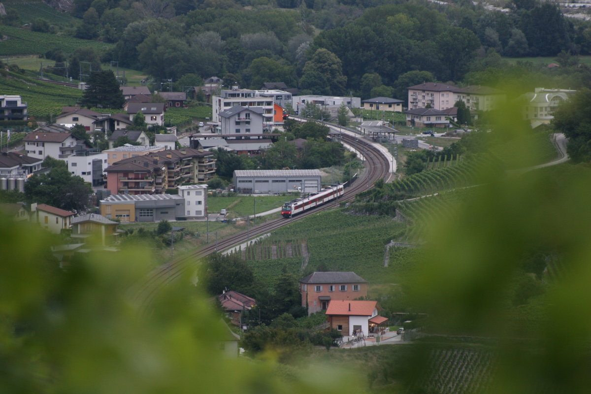 In Miège fand ich einige schöne Fotostellen in den Weinbergen. Nur die Ausbeute liess leider zu wünschen übrig, da ich zu fortgeschrittener Stunde unterwegs war.
Der Region Alps Domino RABDe 560 *** fährt von Sierre kommend demnächst in Salgesch ein.

Miège, 15.07.2020