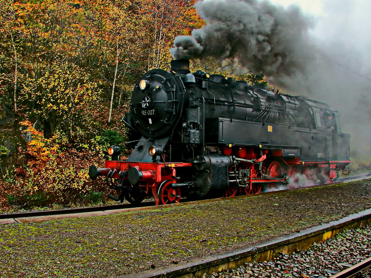 In Michaelstein setzt 95 027 zur Weiterfahrt nach Rübezahl am 04. November 2017 um. 