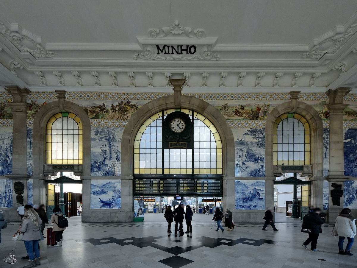 In der mit zahlreichen Azulejos gestaltete Eingangshalle des Bahnhofes São Bento in Porto. (Januar 2017)