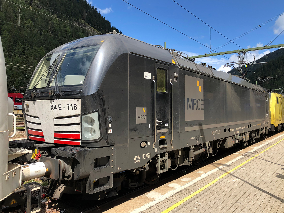 In der Mitte des Lokzuges befand sich die MRCE 193 718-4 (X4E-718). Aufgenommen in Brenner/Brennero am 23.08.2021