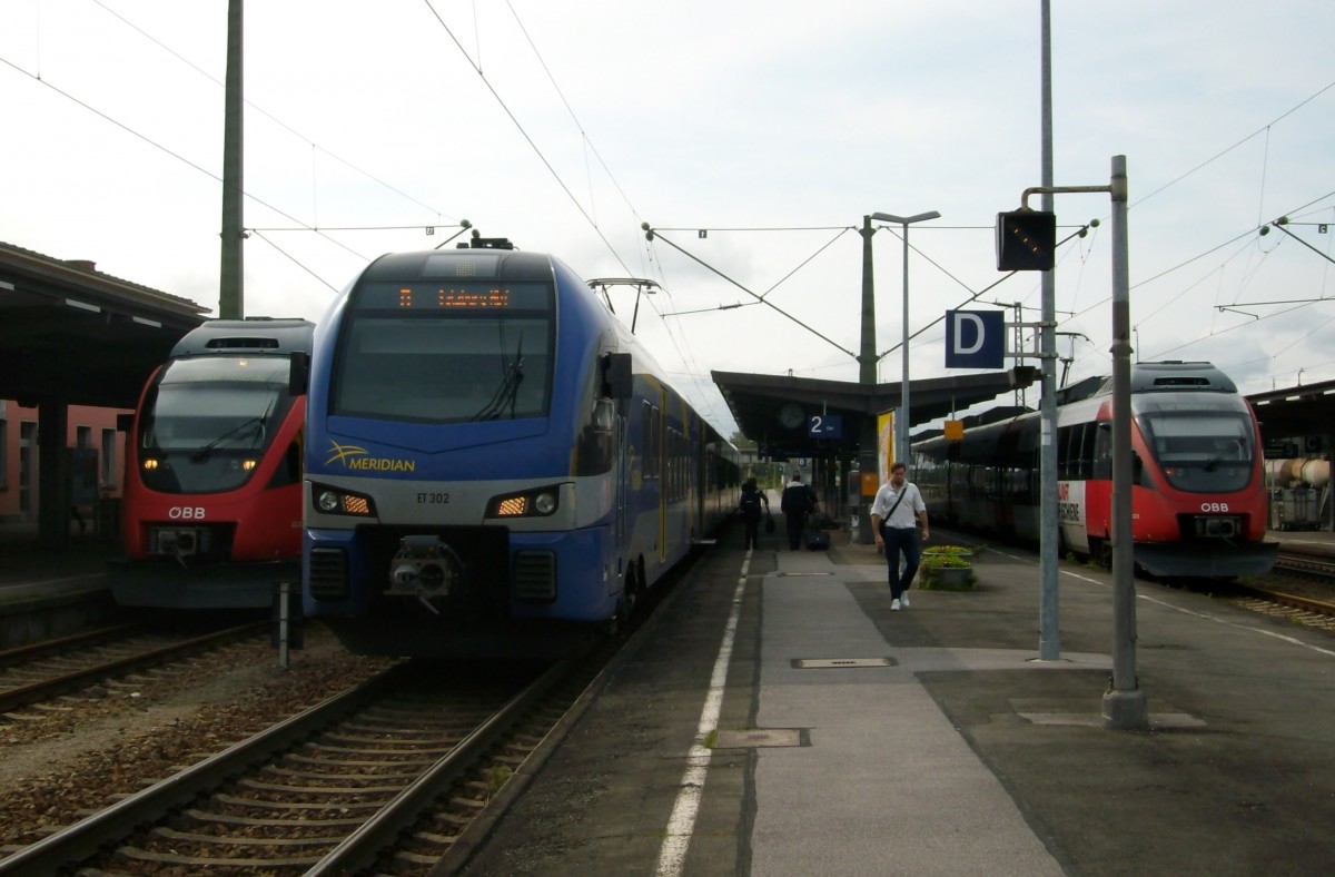 In der Mitte der ET 302 von MERIDIAN als M 79323 (München Hbf - Salzburg Hbf) und links und rechts ein 4024 der ÖBB.
Aufgenommen am 3.9.2014 in Freilassing.