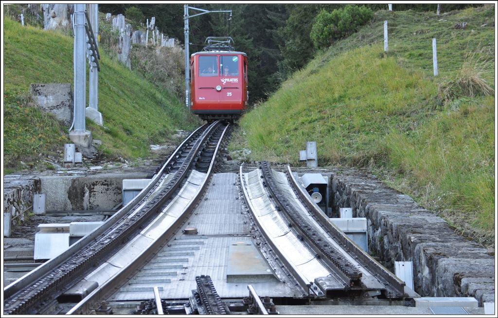 In der Mittelstation Ämsigen gibts zum kreuzen der Züge auf beiden Seiten eine Schiebebühne. (02.11.2014)