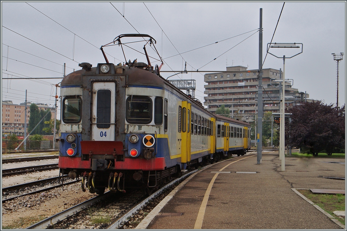 In Modena wartet der FRE 17-ALe 054-04 M1 und M2 auf die Abfahrt nach Sassuolo. 
Unübersehbar handelt es sich bei diesem Triebzug um einen ex SNCB/NMBS AM 56. 
20.September 2014