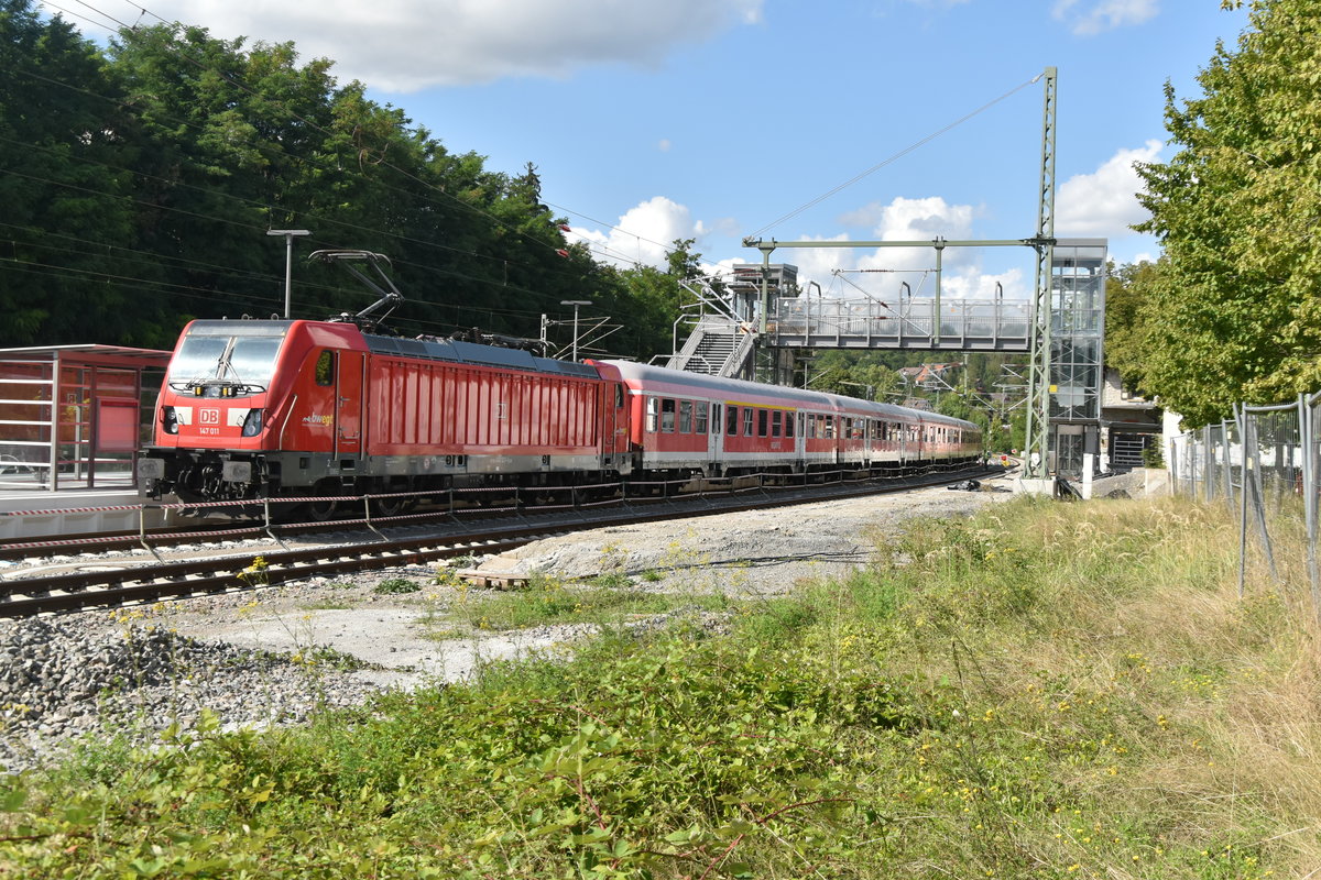 In Möckmühl ist die 147 011 schiebend an einem RB gen Osterburken an Gleis 2 zu sehen. 14.8.2019