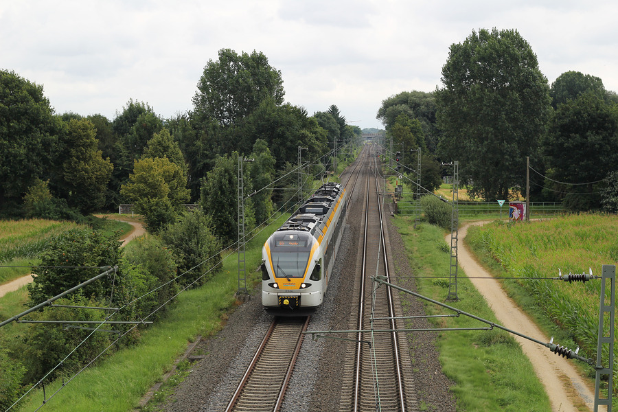 In Mönchengladbach-Lürrip konnte ich den RE 13 in Form von ET 6.04 ablichten.
Aufnahmedatum: 29.07.2016