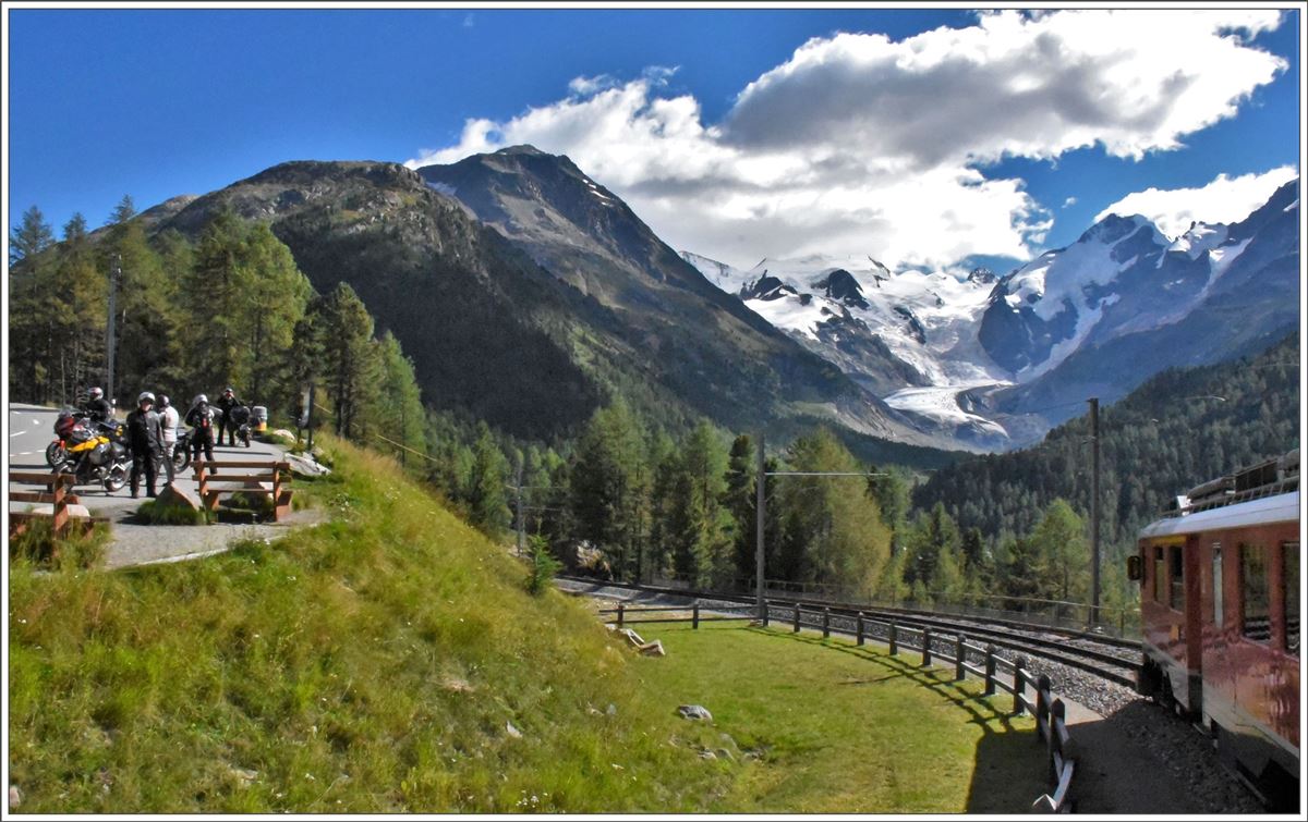 In der Montebellokurve oberhalb Morteratsch bestaunen einige Motorradfahrer den BEX974 sowie das Panorama mit dem Morteratschgletscher. (06.09.2016)