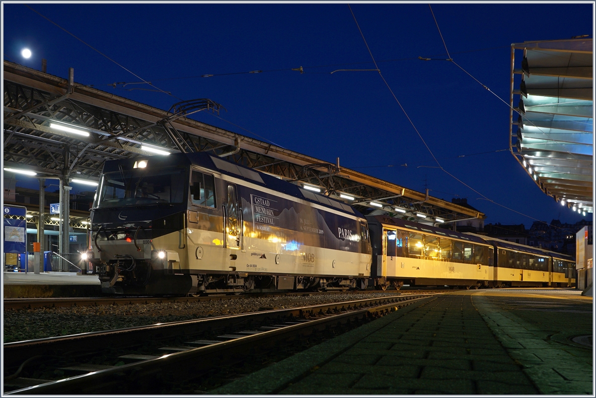 In Montreux wartet die MOB Ge 4/4 8004 mit ihrem IR 2112 auf die Abfahrt (7:44) nach Zweisimmen.

12. Januar 2020