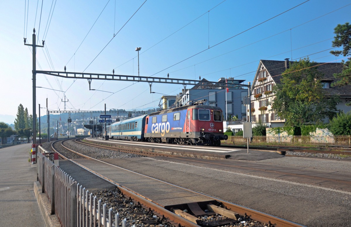 In der Morgensonne düst die Re 421 371-6 mit dem Nachtzug aus Wien / Budapest durch Wädenswil in Richtung Zürich HB. 12.08.2015