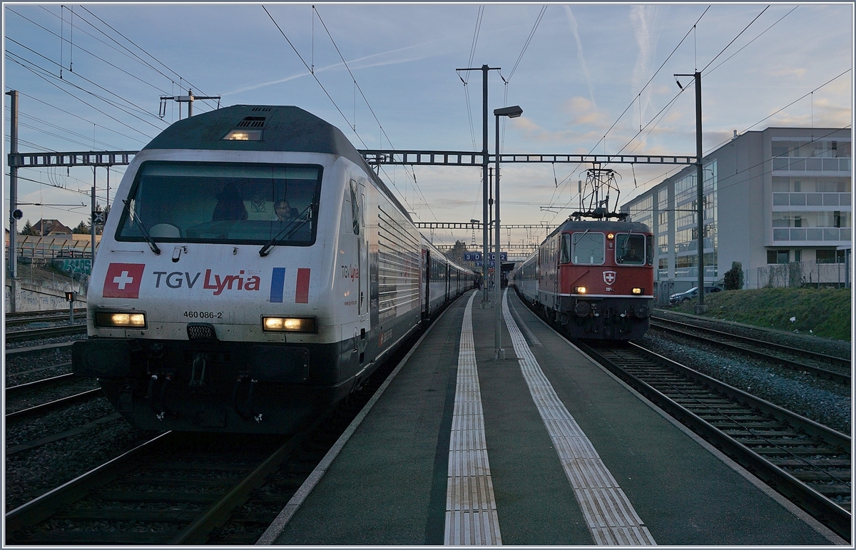 In Morges, bei eher ungeschicktem Licht ist die Re 460 086-2 mit der  Lyria -Werbung zu sehen. So wie ich es in Erinnerung habe, war diese Werbelok nur kurze Zeit so zu sehen. Ebenfalls bemerkenswert die Re 4/4 II 11144 im Hintergrund. 

22. Februar 2017