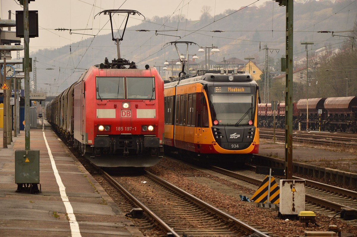 In Mosbach-Neckarelz steht die 185 197-1 mit einem Planwagenzug auf Gleis 1, sie musste den AVG-Triebwagen 945 der aus Heilbronn kommend erst passieren musste, da in der südlichen Bahnhofseinfahrt Gleisbauarbeiten statt fanden. 14.3.2015