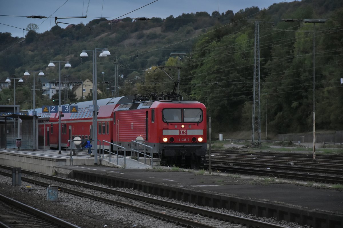 In Mosbach Neckarelz steht am Montagmorgen den 27.8.2018 die 114 035-9 mit einem RB Dostockzug nach Stuttgart am Bahnsteig 3 abfahrbereit.