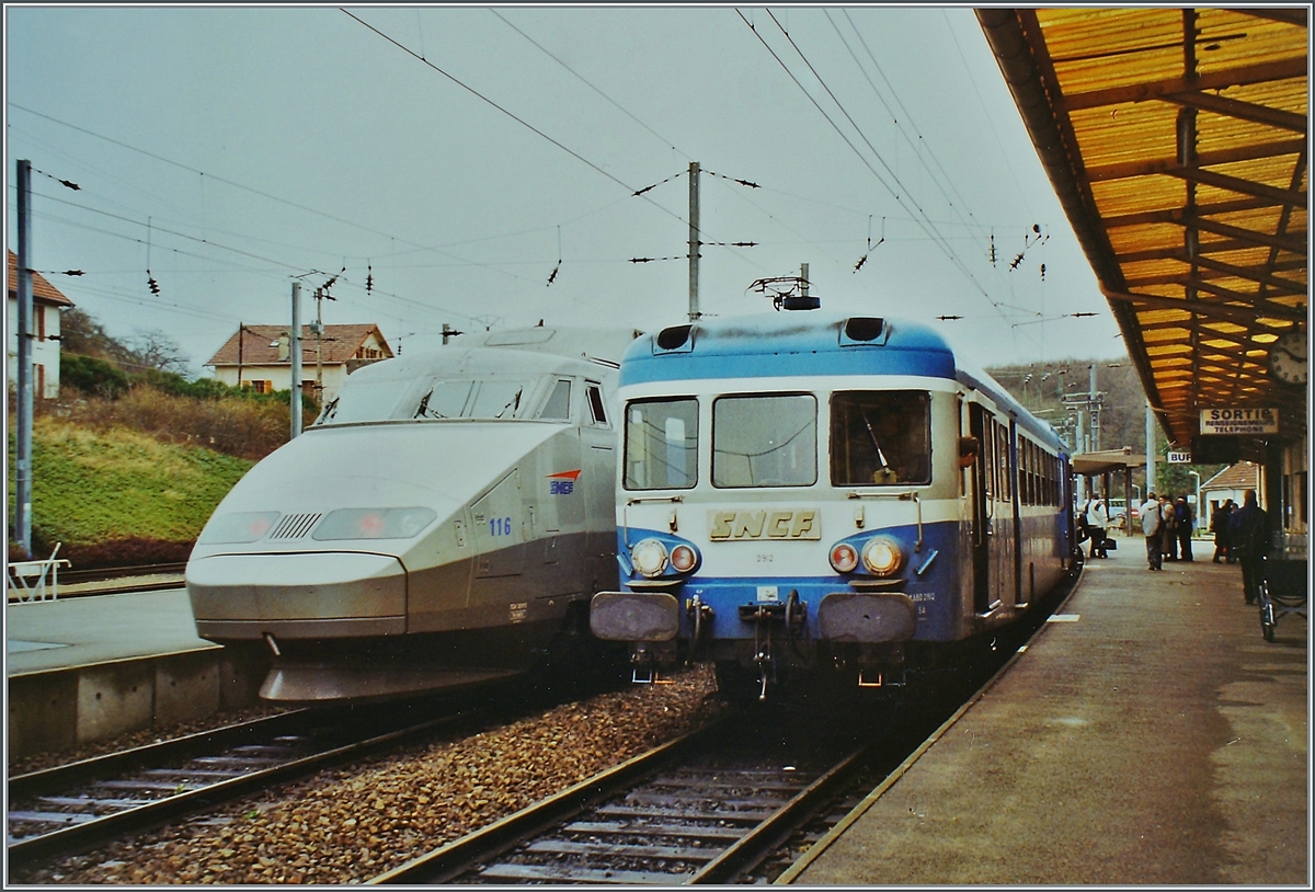 In Mouchard begegnet der SNCF X 2912 auf der Fahrt nach Dôle Ville dem nach Lausanene/Brig fahrenden TGV Lyria (TGV de Neige) 21/421 mit dem am Schluss eingereihten Triebkopf 116.

Analogbild vom 6. Jan. 2001