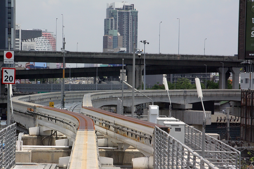 In der MRT Muang Thon Thani Station (PK10) zweigt die Muang Thon Thani Line (MT) von der MRT Pink Line (PL) ab. - Das Bild vom 31.Mai 2026 zeigt die Einfahrtsweiche der Muang Thon Thani Line (MT) in die Muang Thon Thani Station (PK10).