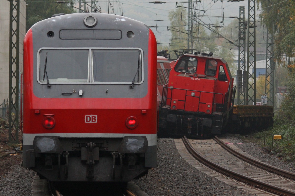 In der Nacht vom 15.10.13 auf den 16.10.13 kollidierte 143 241 mit ihrer S6 nach Köln-Nippes im Bahnhof Essen-Werden mit Locon 262 005(214 005) und einem Bauwagen.
Die S6 fuhr wegen den Bauarbeiten auf dem Gegengleis aus dem Bahnhof Essen-Werden aus und sollte hinter dem Bahnhof wieder auf das Regelgleis geleitet werden. Allerdings stand auf der Weiche noch Locon 262 005 (214 005) mit einem Res Wagen und war mit Arbeiten am Oberbau zu gange,sodass es zur Kollision kam.Die 143 der erste Wagen , sowie die 214 und der Res Wagen entgleisten dabei.
