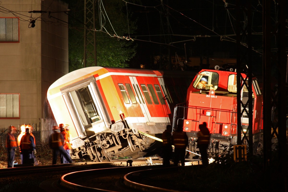 In der Nacht vom 15.10.13 auf den 16.10.13 kollidierte 143 241 mit ihrer S6 nach Köln-Nippes im Bahnhof Essen-Werden mit Locon 262 005(214 005) und einem Bauwagen. Die S6 fuhr wegen den Bauarbeiten auf dem Gegengleis aus dem Bahnhof Essen-Werden aus und sollte hinter dem Bahnhof wieder auf das Regelgleis geleitet werden. Allerdings stand auf der Weiche noch Locon 262 005 (214 005) mit einem Res Wagen und war mit Arbeiten am Oberbau zu gange,sodass es zur Kollision kam.Die 143 der erste Wagen , sowie die 214 und der Res Wagen entgleisten dabei.
