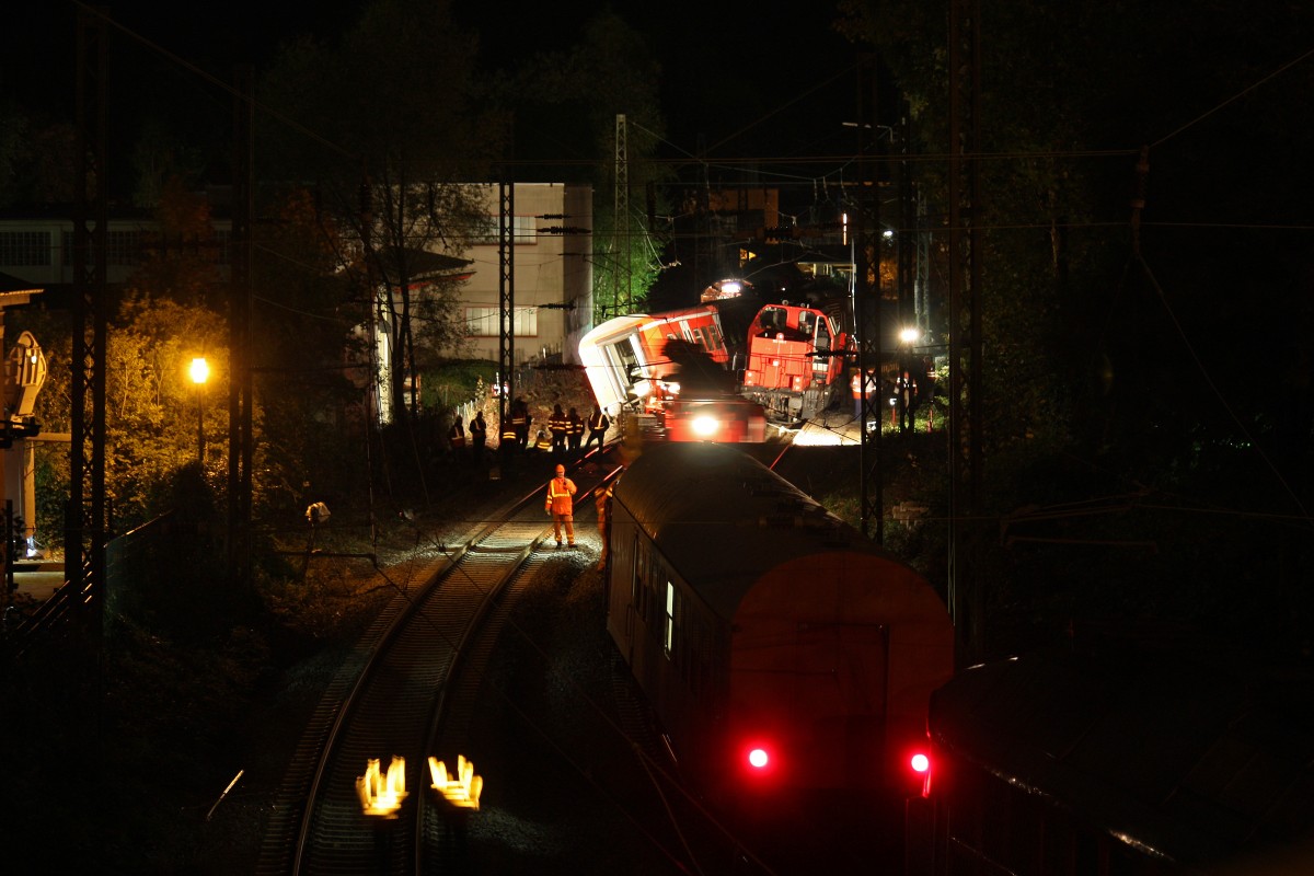 In der Nacht vom 15.10.13 auf den 16.10.13 kollidierte 143 241 mit ihrer S6 nach Köln-Nippes im Bahnhof Essen-Werden mit Locon 262 005(214 005) und einem Bauwagen. Die S6 fuhr wegen den Bauarbeiten auf dem Gegengleis aus dem Bahnhof Essen-Werden aus und sollte hinter dem Bahnhof wieder auf das Regelgleis geleitet werden. Allerdings stand auf der Weiche noch Locon 262 005 (214 005) mit einem Res Wagen und war mit Arbeiten am Oberbau zu gange,sodass es zur Kollision kam.Die 143 der erste Wagen , sowie die 214 und der Res Wagen entgleisten dabei.