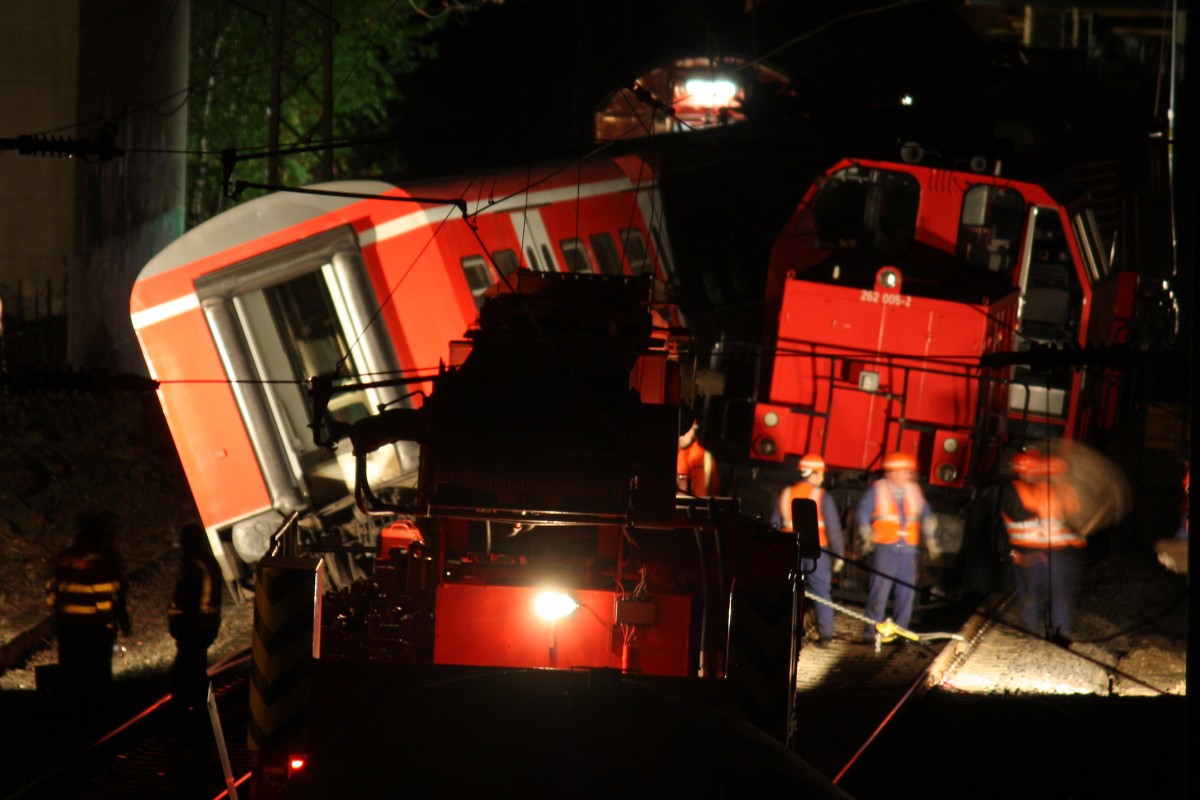 In der Nacht vom 15.10.13 auf den 16.10.13 kollidierte 143 241 mit ihrer S6 nach Köln-Nippes im Bahnhof Essen-Werden mit Locon 262 005(214 005) und einem Bauwagen. Die S6 fuhr wegen den Bauarbeiten auf dem Gegengleis aus dem Bahnhof Essen-Werden aus und sollte hinter dem Bahnhof wieder auf das Regelgleis geleitet werden. Allerdings stand auf der Weiche noch Locon 262 005 (214 005) mit einem Res Wagen und war mit Arbeiten am Oberbau zu gange,sodass es zur Kollision kam.Die 143 der erste Wagen , sowie die 214 und der Res Wagen entgleisten dabei.