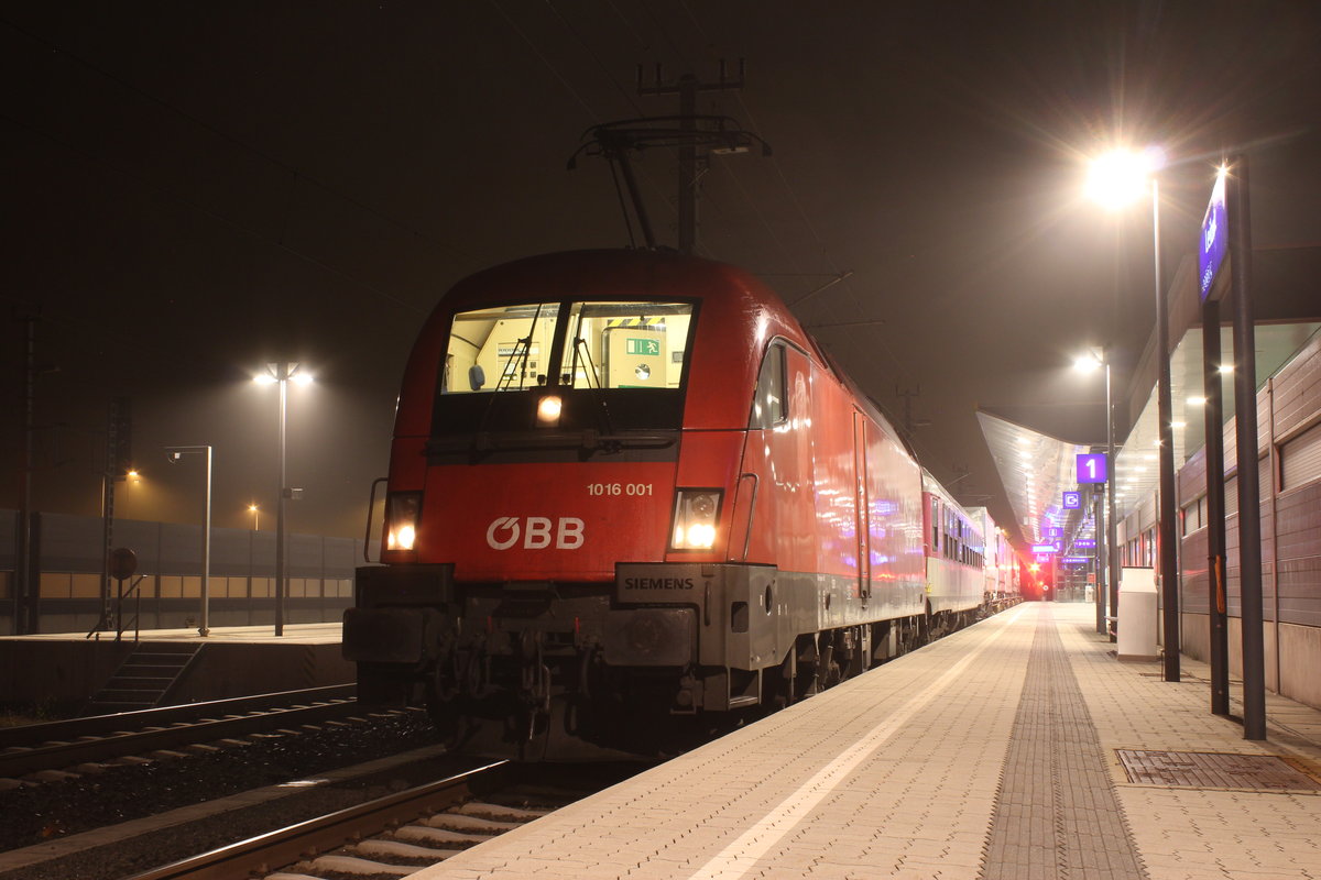 In der Nacht von 22.10. auf 23.10.2019 musste die ROLA41408 von Spielfeld-Straß nach Wels Terminal in Leibnitz einen knapp dreieinhalb stündigen Zwsngshalt einlegen weil Personen auf den Wagen gesehen wurden.
Nach einer Polizei- und Zollkontrolle wurde die Fahrt mit knapp 250 Minuten Verspätung fortgesetzt.
Hier zu sehen die 1016 001 in Leibnitz mit der ROLA41408.