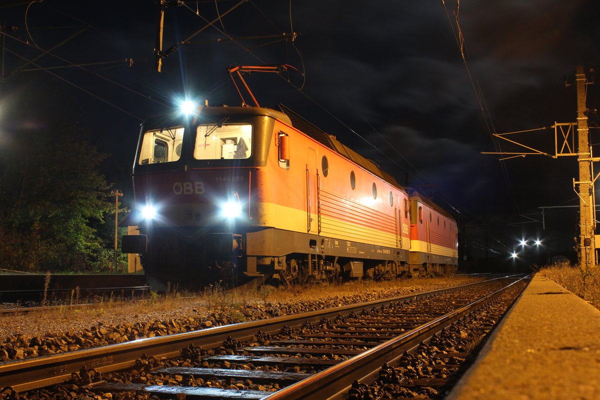 In der Nacht von 24. auf 25.10.2018 stehen die 1144  099 und 1144 246 als GLZ87698 im Bahnhof Eichberg und warten auf die Weiterfahrt nach Gloggnitz.
