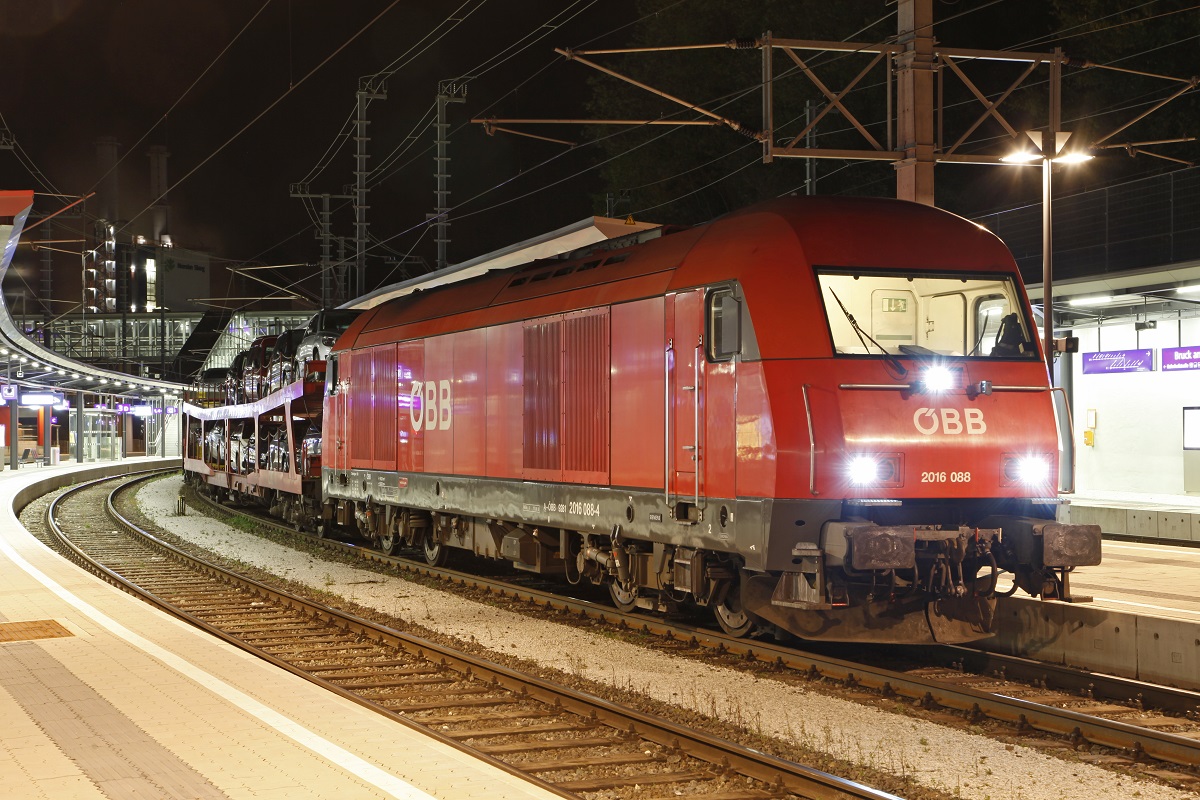In der Nacht von 9.11 auf 10.11.2014 wurde EN464 zwischen Graz und Selzthal ausnahmsweise mit Dieselloks der Reihe 2016 bespannt. Grund dafür waren Arbeiten an der Fahrleitung in Bruck/Mur. Das Bild zeigt EN464 bespannt mit 2016 088 am späten Abend des 9.11.2014 abfahrbereit in Bruck/Mur.