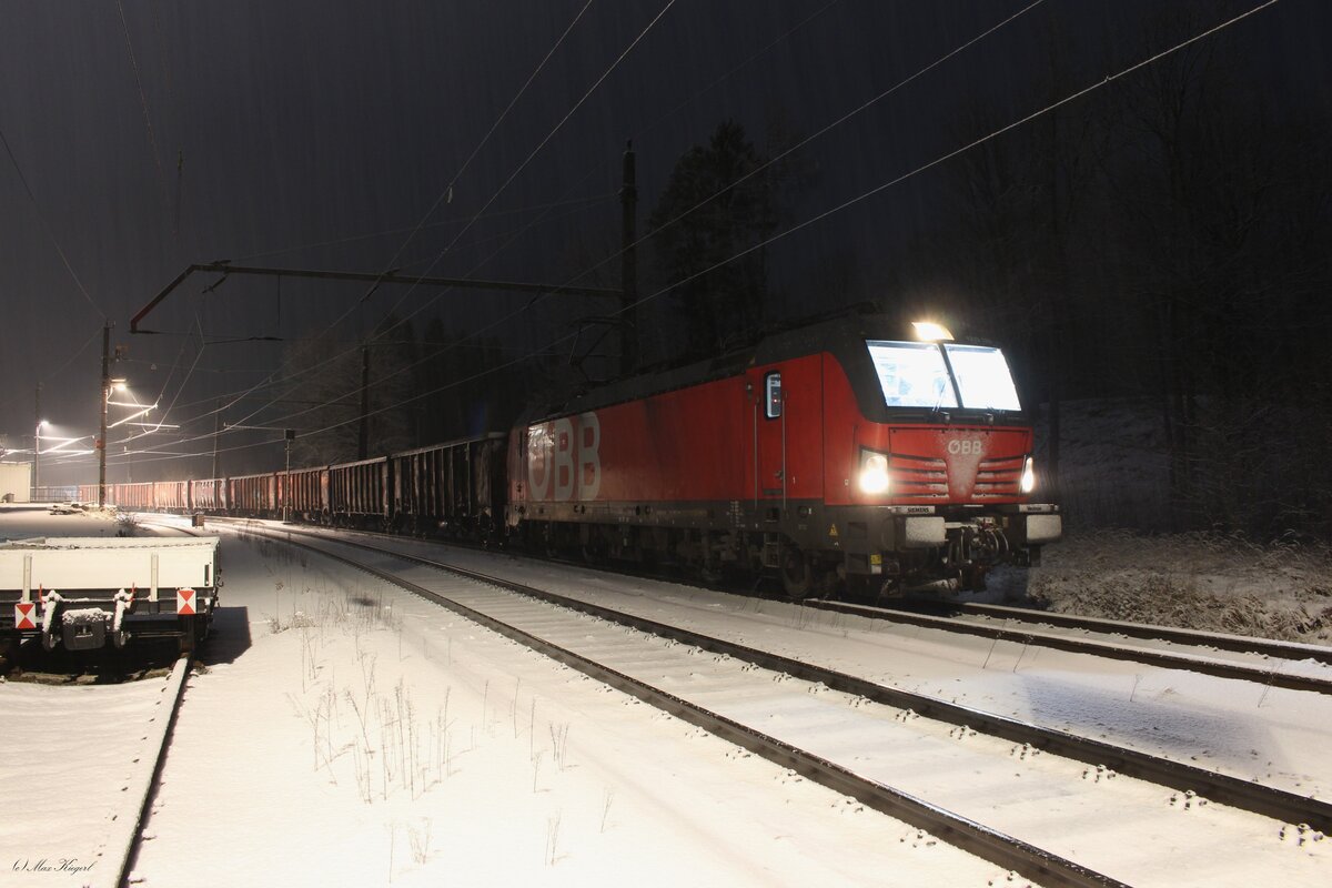 In der Nacht auf den 16.1.2025 bringt die 1293 185 einen leeren Ganzzug bestehend aus  Eanos  Wagen von Linz Stahlwerke nach Jesenice und wartet in Hinterstoder bei starkem Schneefall eine Zugkreuzung ab.