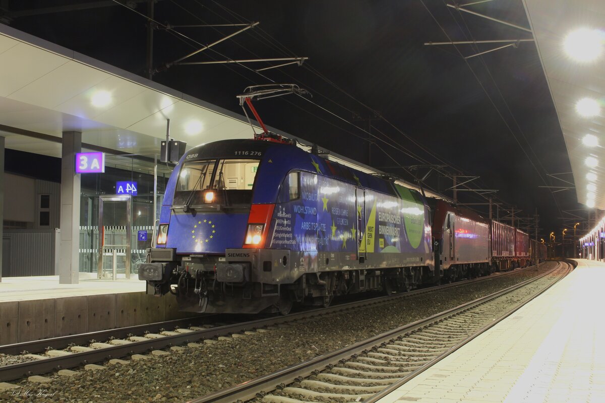 In der Nacht des 26.1.2024 bespannten die 1116 276 und die 1216 239 einen gemischten Güterzug von Wien Zvb nach Graz Vbf hier beim kurzen Halt in Neunkirchen.