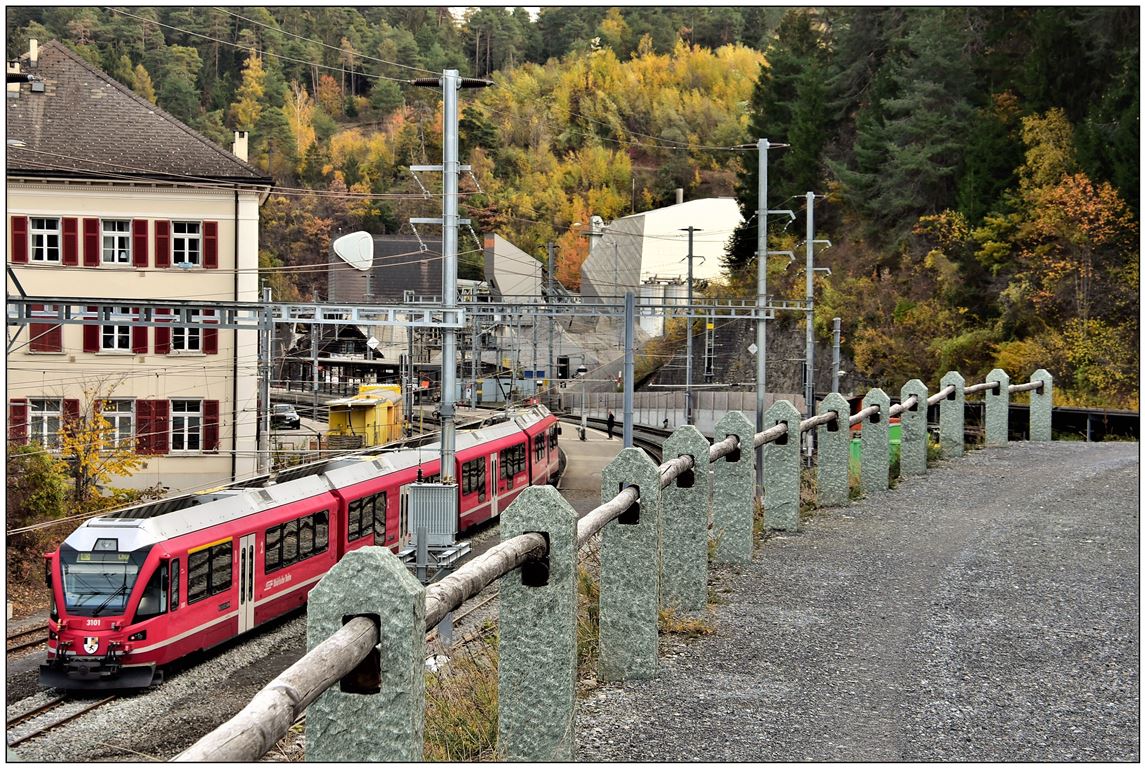 In der Nacht Sa/So wurden in Reichenau-Tamins die Geleise beidseitig an die neue Hinterrheinbrücke angeschlossen. Während der Sanierung der alten Brücke verkehren während eines Jahres alle Züge über die neue Brücke. S2 mit ABe 4/16 3101 nach Chur. (04.11.2018)