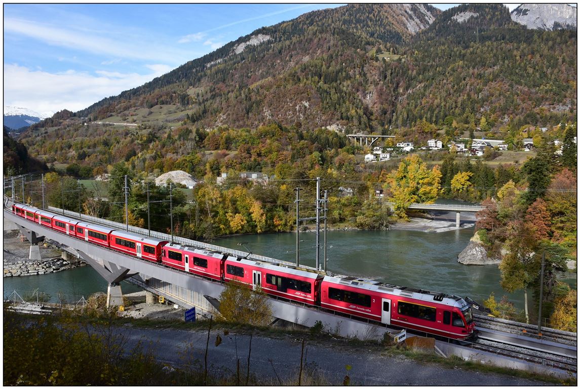 In der Nacht Sa/So wurden in Reichenau-Tamins die Geleise beidseitig an die neue Hinterrheinbrücke angeschlossen. Während der Sanierung der alten Brücke verkehren während eines Jahres alle Züge über die neue Brücke. IR1128 mit ABe 8/12 3514 nach Chur. (04.11.2018)