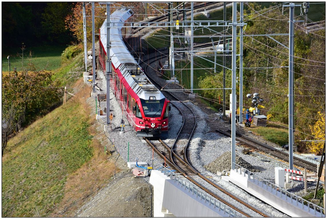 In der Nacht Sa/So wurden in Reichenau-Tamins die Geleise beidseitig an die neue Hinterrheinbrücke angeschlossen. Während der Sanierung der alten Brücke verkehren während eines Jahres alle Züge über die neue Brücke. IR1128 mit ABe 8/12 3514 nach Chur. (04.11.2018)