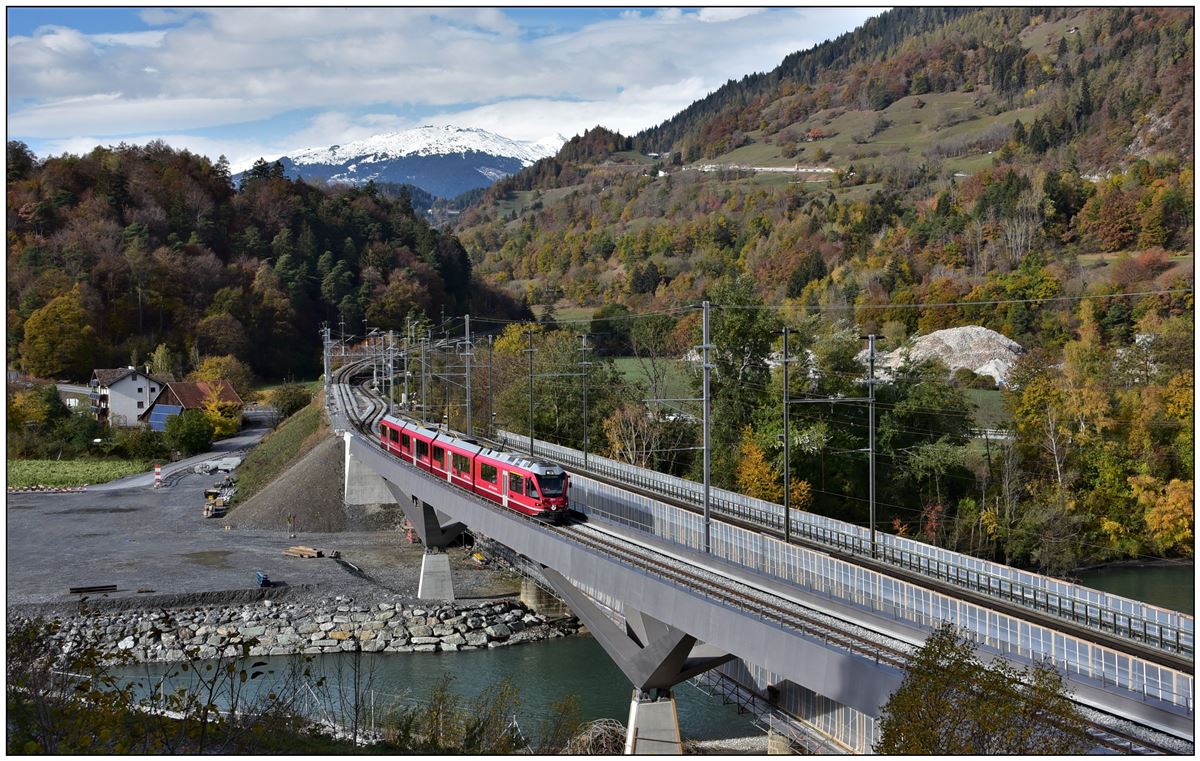 In der Nacht Sa/So wurden in Reichenau-Tamins die Geleise beidseitig an die neue Hinterrheinbrücke angeschlossen. Während der Sanierung der alten Brücke verkehren während eines Jahres alle Züge über die neue Brücke. S1 1510 mit ABe 4/16 3102 nach Schiers. (04.11.2018)