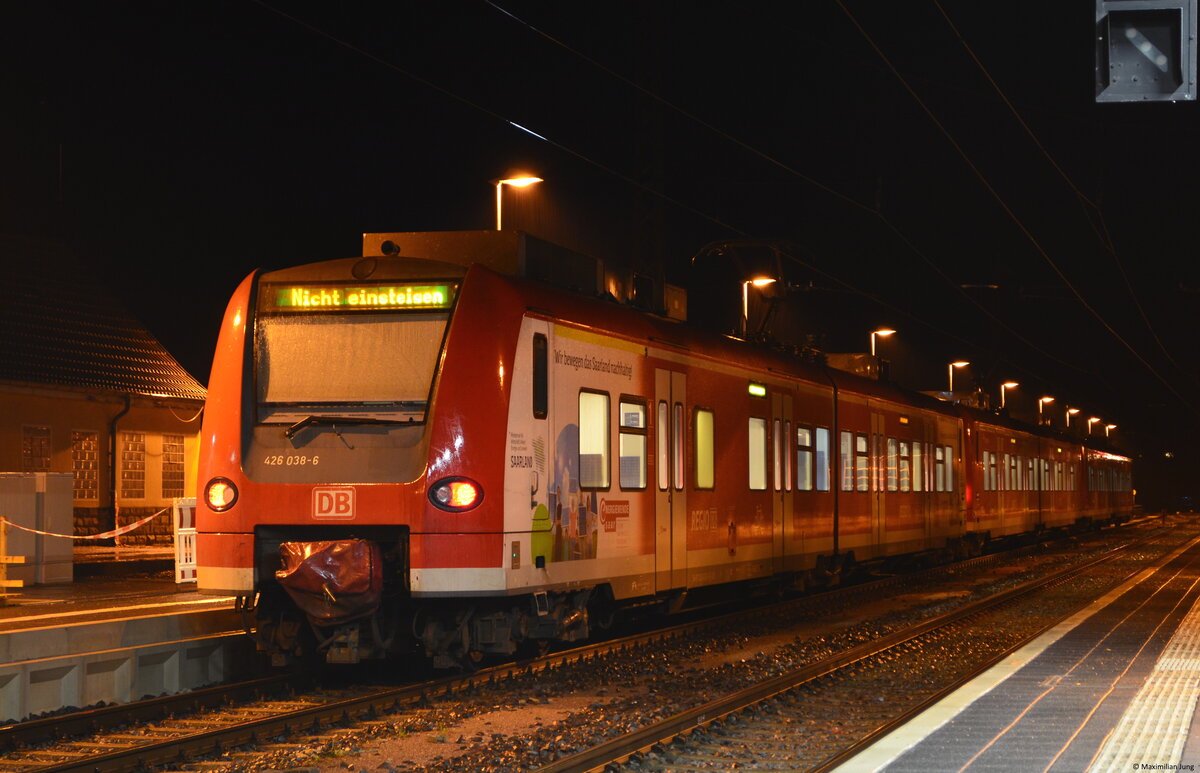 In der Nacht zum Fahrplanwechsel 2014 (13.12.2014) zeigte sich 426 038 mit seiner neuen (uns meines Wissens letzten) Beklebung für die Energiewende Saar im Bahnhof Türkismühle. 
