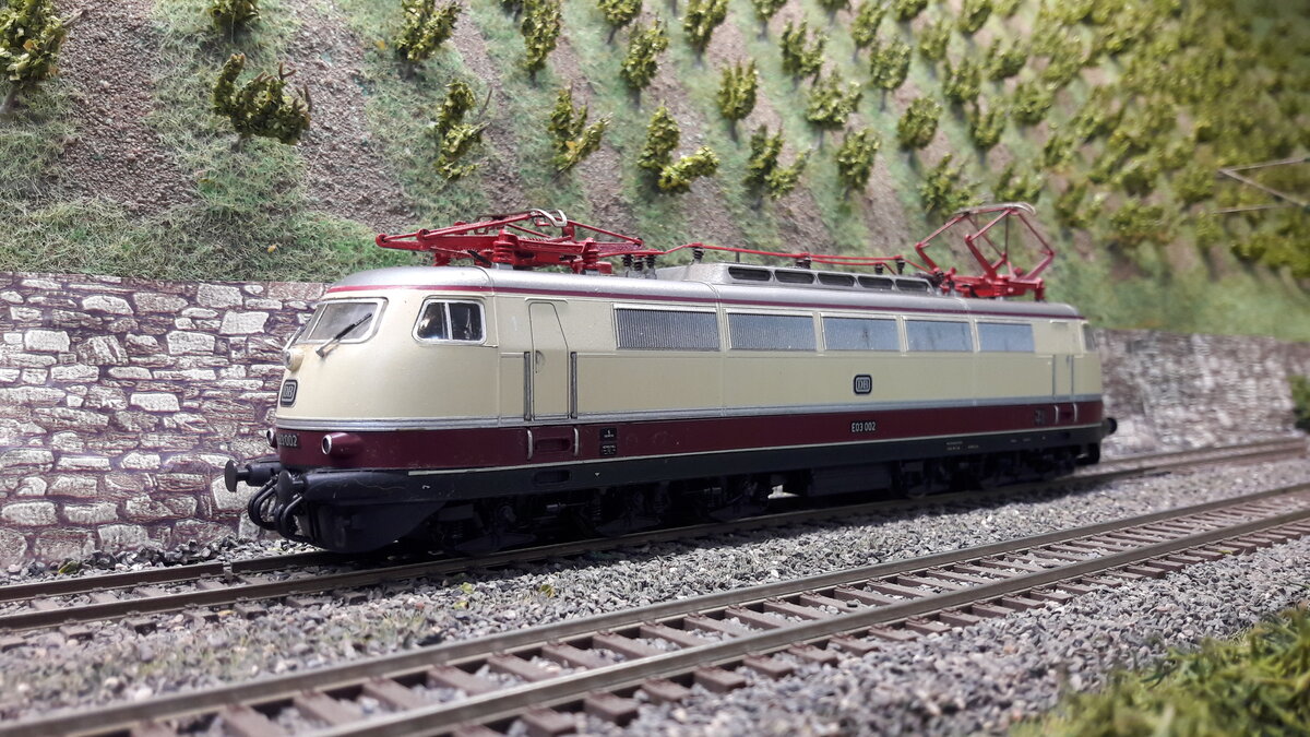 In den nächsten Bildern werde ich verschiedenste Versionen der E03 ( 103 ) in Harrstadt zeigen. Als erstes das Urmodell bzw. die Vorserie der 103er Reihe. E03 002 
Silbernes Dach, Pufferverkleidung, Schürze, 1 Lüfterreihe. Modell Lima 208042 DC nachdigitalisiert. 