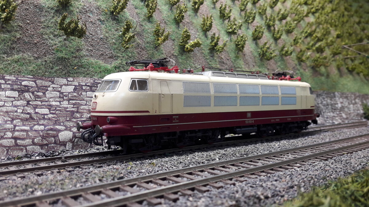 In den nächsten Bildern werde ich verschiedenste Versionen der E03 ( 103 ) in Harrstadt zeigen. Serienlok  103 155-8
Kein Silbernes Dach mehr, keine Regenrinne, Pufferverkleidung, keine Schürze, 2 Lüfterreihen, kurzer Führerstand, Einholmstromabnehmer, rote Schürze, Modell Fleischmann 4376,  DC nachdigitalisiert.