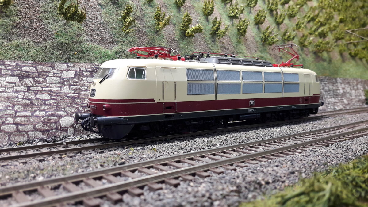 In den nächsten Bildern werde ich verschiedenste Versionen der E03 ( 103 ) in Harrstadt zeigen. Serienlok  103 232-5
Kein Silbernes Dach mehr, keine Regenrinne, Pufferverkleidung, Schürze, 2 Lüfterreihen, diesmal langer Führerstand, Einholmstromabnehmer, Modell Roco 62600,  DC digital