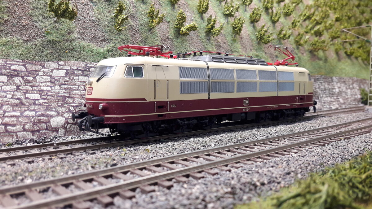 In den nächsten Bildern werde ich verschiedenste Versionen der E03 ( 103 ) in Harrstadt zeigen. Serienlok  ( heute noch als Museumsversion unterwegs ) 103 113-7
Kein Silbernes Dach mehr, keine Regenrinne, keine Pufferverkleidung, keine Schürze, 2 Lüfterreihen, kurzer Führerstand, Einholmstromabnehmer, rote Seitenschürze, Modell Roco 73113,  DC digital