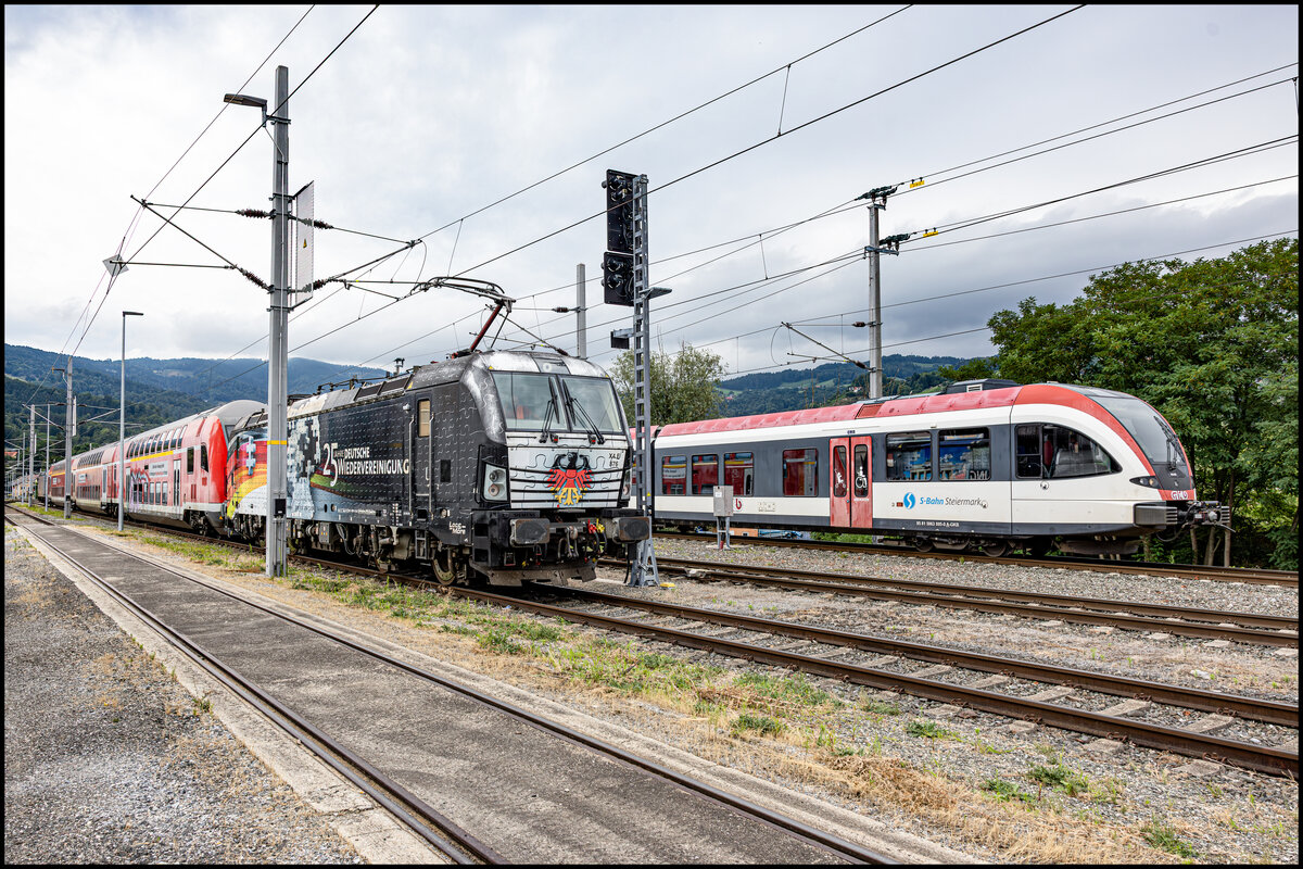 In den nächsten tagen lösen  die angemieteten 193iger (X4E) die GTW 2/( auf der Linie S6 ab .  Hier im Bahnhof Deutschlandsberg am 25.06.2025