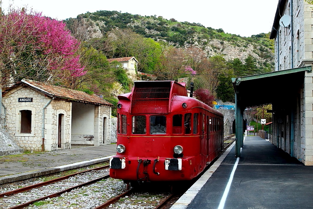In der Nähe von Ales verkehrt zwischen Anduze und St. Jean-du-Gard der Train a Vapeur des Cevennes, neben Dampflokomotiven besitzt der Verein auch Dieselfahrzeuge. Der Renault VH-24 wurde 1933 in Dienst gestellt und war bei der SNCF bis 1969 im Einsatz.  Am 02.04.2017 wartet er im Bahnhof Anduze auf Fahrgäste.