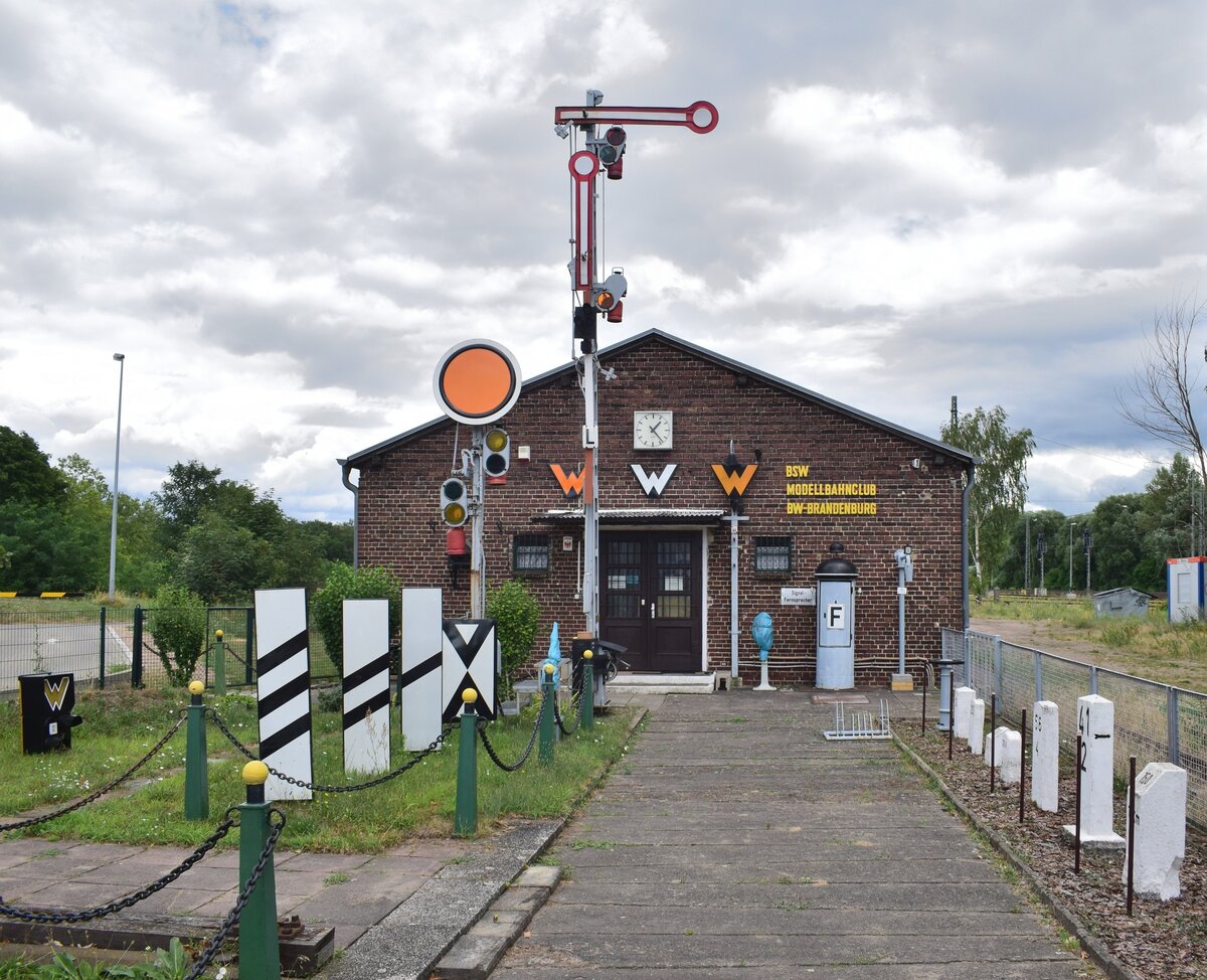 In der Nähe des Brandenburger Hbf ist örtliche Modellbahnclub BW Brandenburg ansässig. Der Modellbahnclub hat vor seinem Clubhaus einen Signalgarten mit allerlei Signalen zu bieten. Hier sieht man neben vielen Kilometersteinen auch Vorsignalbarken, Wärterzeichen sowie ein mechanisches Vor und Hauptsignal.

Brandenburg 20.07.2023