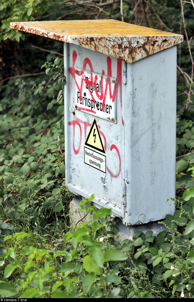 In der Nähe des Hp Halle Zscherbener Straße steht dieser alte Signalfernsprecher.

🚩 Bahnstrecke Merseburg–Halle-Nietleben (KBS 588)
🕓 24.9.2020 | 18:09 Uhr