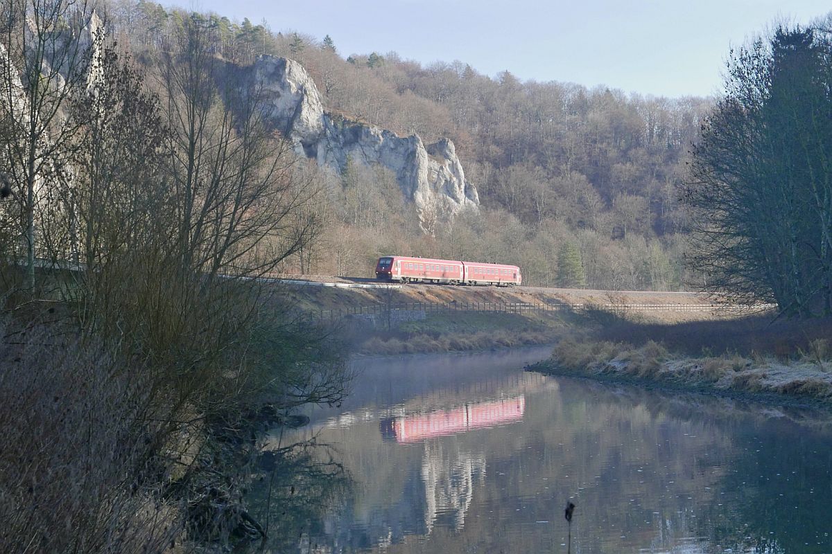 In der Nhe von Gutenstein fhrt IRE 3206, Ulm - Neustadt, am 25.12.2015 durch das Donautal.