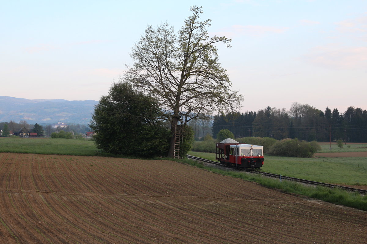 In der Nähe der Haltestelle Neudorf im Stainzertal fährt der X626.205 mit einem voll beladenen Schotterwagen in Richtung Kraubath.
An diesem sehr düsteren Morgen des 27.4.2020 ist denoch im Hintergrund das Schloss Stainz zu erkennen.