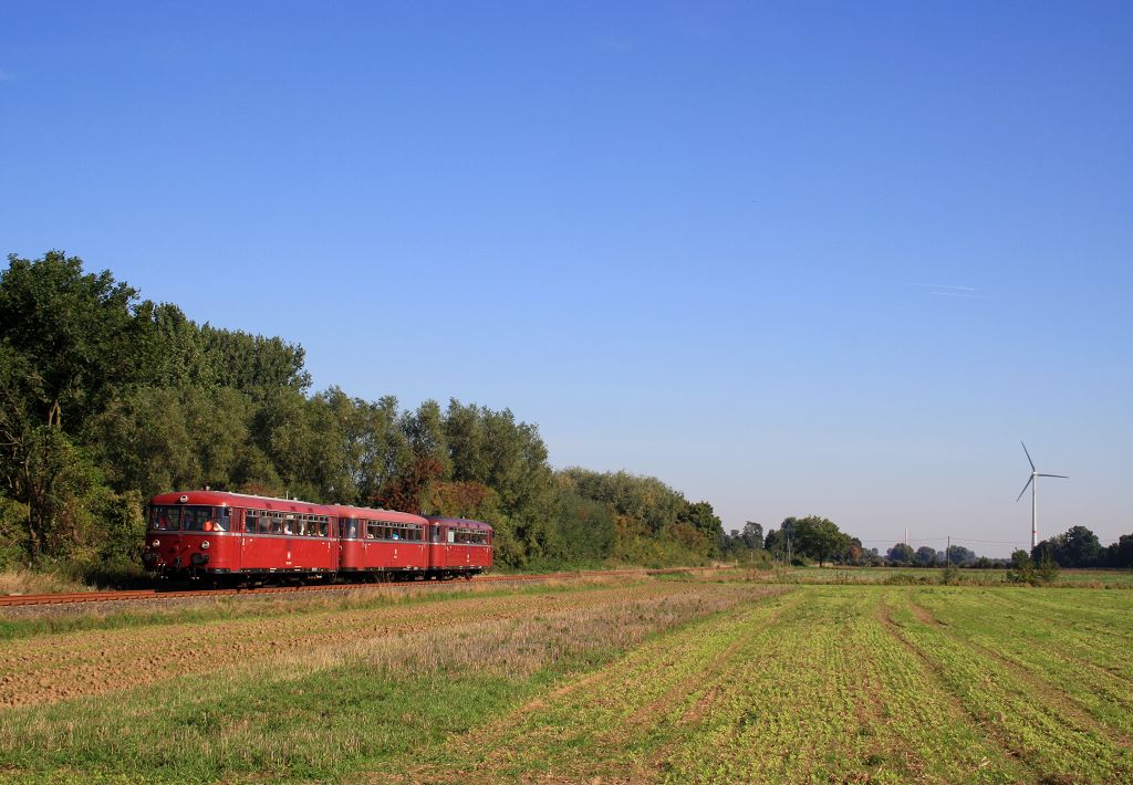 In der Nhe von Menzelen Ost (Strecke Alpen - Bderich) war der 796 690 mit 996 299 und 796 802 am 28.09.2013 im Rahmen einer Sonderfahrt unterwegs.