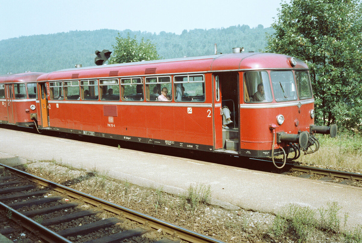 In der Nähe der Neckartalbrücke wartet ein Uerdinger Schienenbuszug im Bahnhof Eyach auf seine Weiterfahrt (1983).