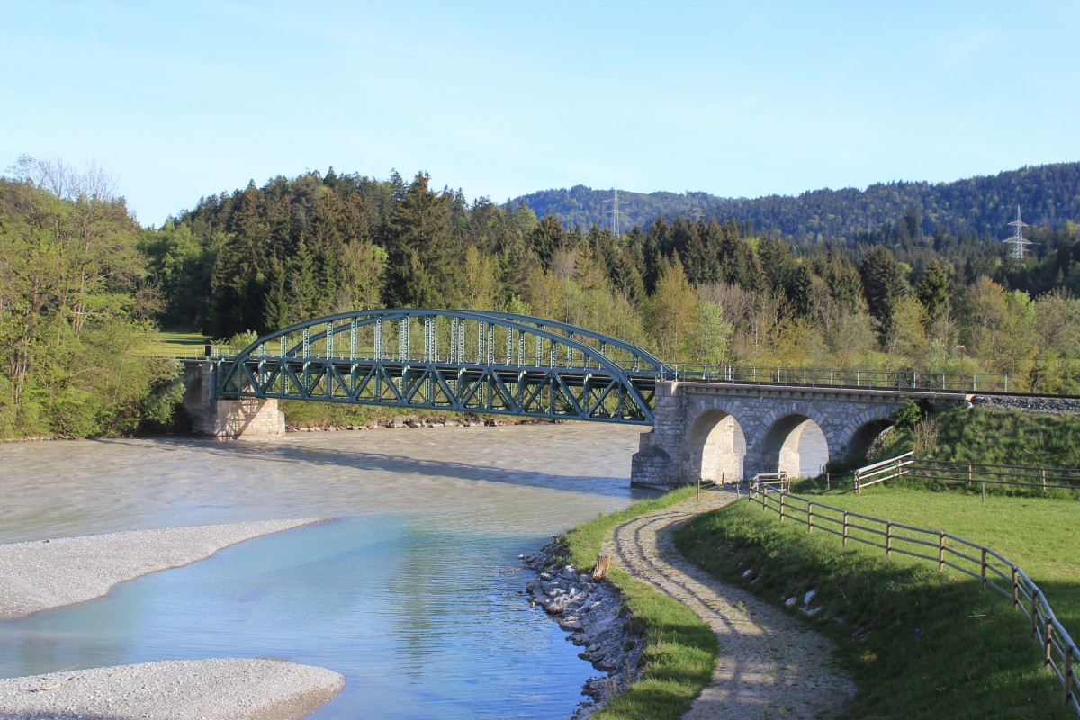 In der Nhe von Pflach berquert die Ausserfernbahn die Lech, Mai 2012