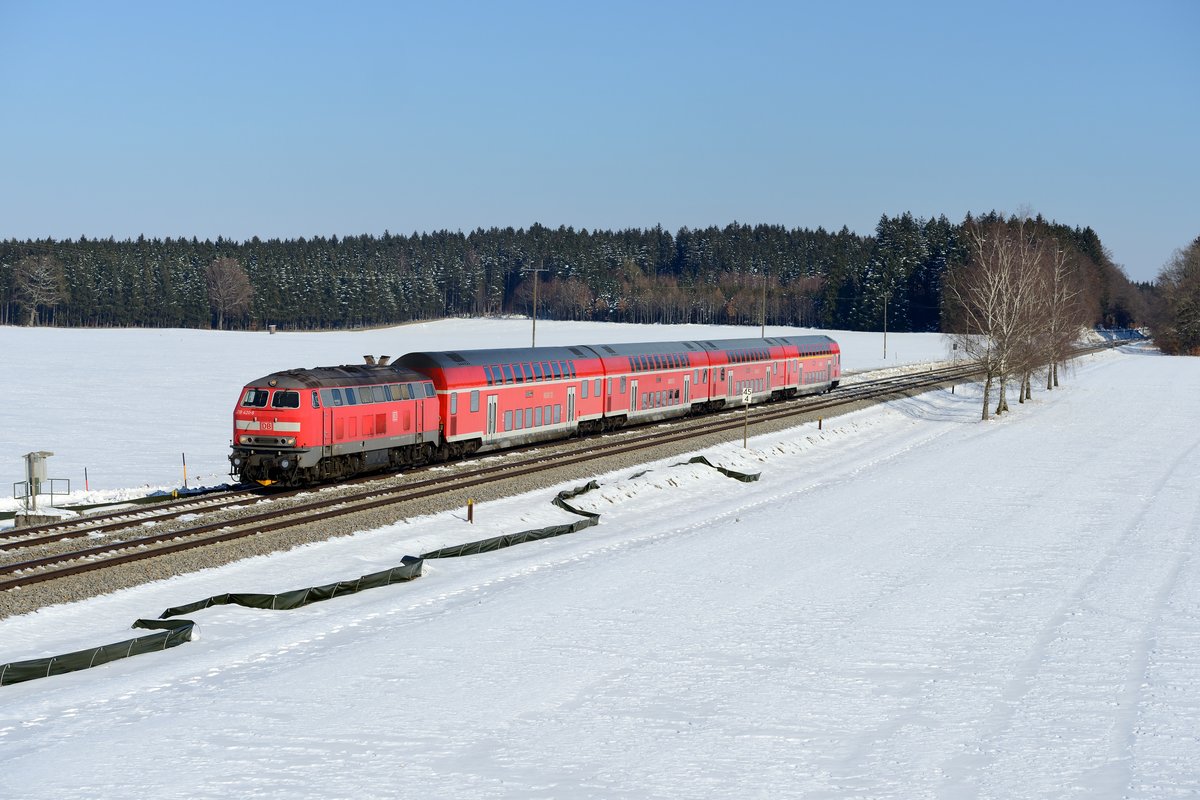 In der Nähe von Schwabhausen bei Landsberg ergibt sich dieses Fotomotiv, welches aber bedauerlicherweise stark am Zuwachsen ist. Am 25. Februar 2018 konnte ich hier den RE 57510 nach Füssen aufnehmen. Zuglok war die 218 420, eine Maschine, die noch mit dem klassischen TB11 Motor ausgerüstet ist.