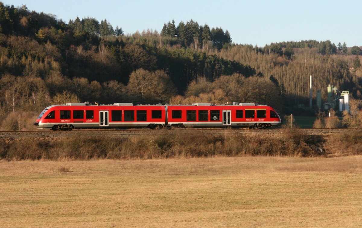 In der Nähe von Stockhausen(Lahn) verlässt dieser DB-Regio LINT41 (BR 648) am 21.02.2021 gerade die dort befindliche Lahnbrücke in Form des RE25 in Richtung Gießen.