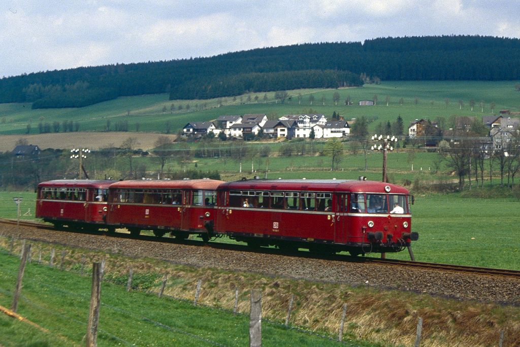 In der Nähe von Womelsdorf sind 796 785 + 996 780 + 796 690 mit ihrem Sonderzug von Bad Berleburg nach Erndtebrück unterwegs. (30.04.1994)